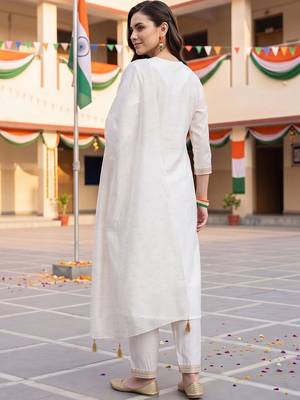 women ethnic motifs embroidered regular kurta with trousers & with dupatta 4