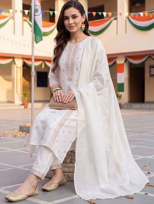 women ethnic motifs embroidered regular kurta with trousers & with dupatta 5