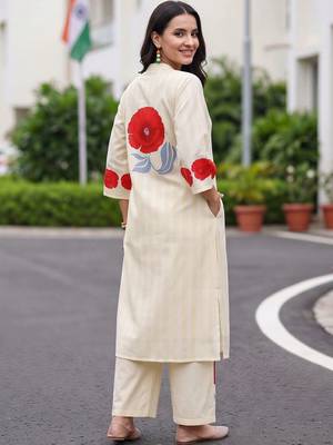 women floral printed regular cotton kurta with trousers 4