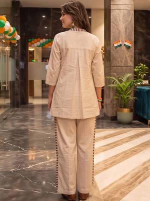 women printed regular kurti with trousers 4