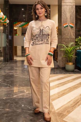 women printed regular kurti with trousers