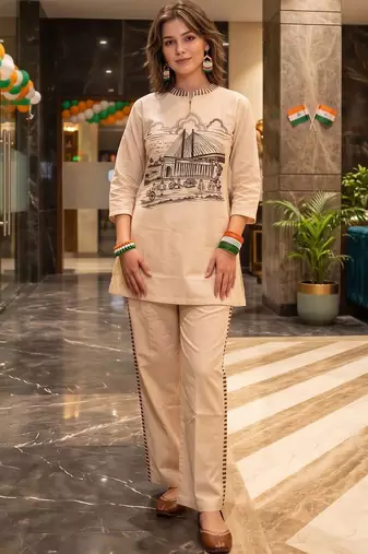 women printed regular kurti with trousers