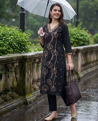 women floral embroidered regular thread work kurta with trousers 5
