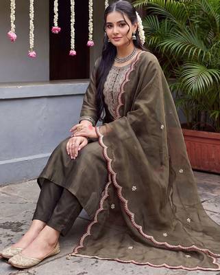 women ethnic motifs regular thread work liva kurta with trousers & with dupatta 1