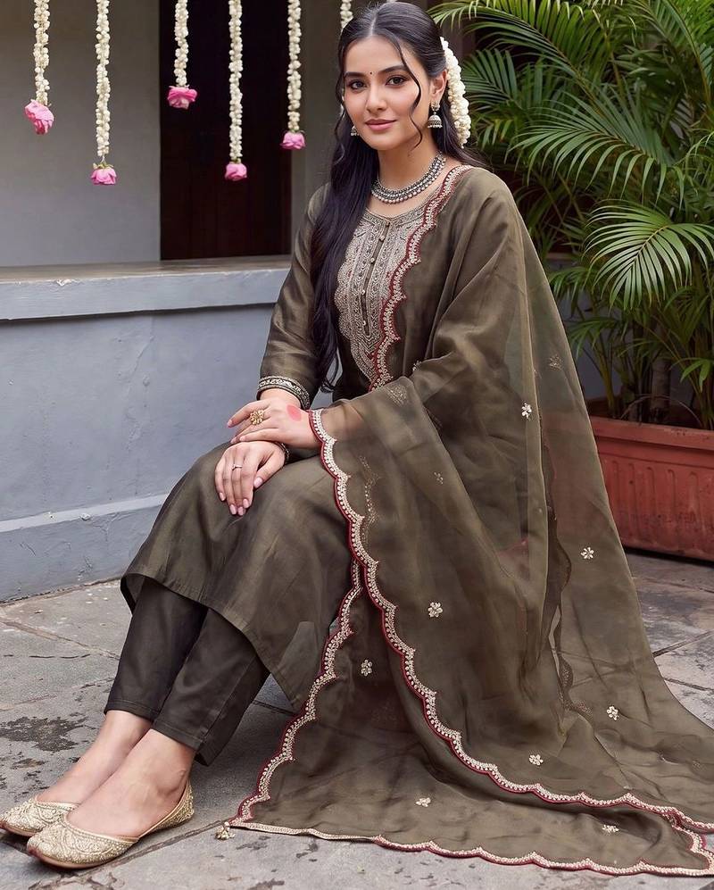 women ethnic motifs regular thread work liva kurta with trousers & with dupatta