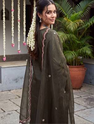 women ethnic motifs regular thread work liva kurta with trousers & with dupatta 3