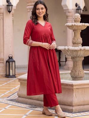 women ethnic motifs empire thread work liva kurta with trousers 6