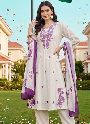 women floral embroidered regular thread work kurta with trousers & with dupatta 6
