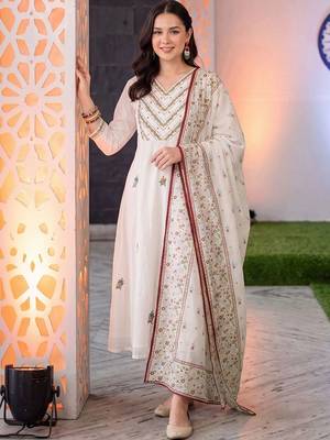 women ethnic motifs embroidered regular thread work cotton kurta with trousers & with dupatta 3