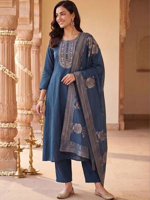 women ethnic motifs embroidered regular thread work kurta with trousers & with dupatta 3