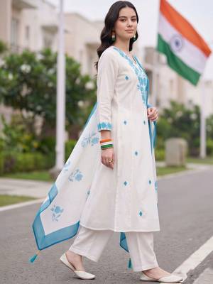 women floral embroidered regular thread work kurta with trousers & with dupatta 3
