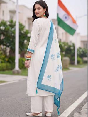 women floral embroidered regular thread work kurta with trousers & with dupatta 4