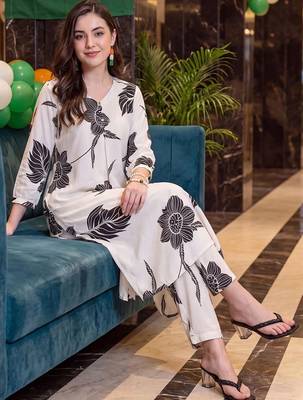 women floral printed regular kurta with trousers 5