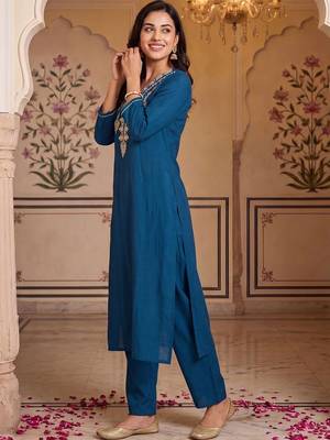 women ethnic motifs embroidered regular thread work kurta with trousers 5
