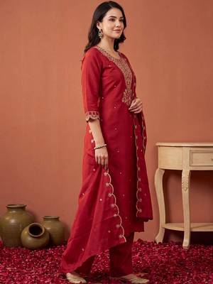 women ethnic motifs embroidered regular thread work kurta with trousers & with dupatta 3