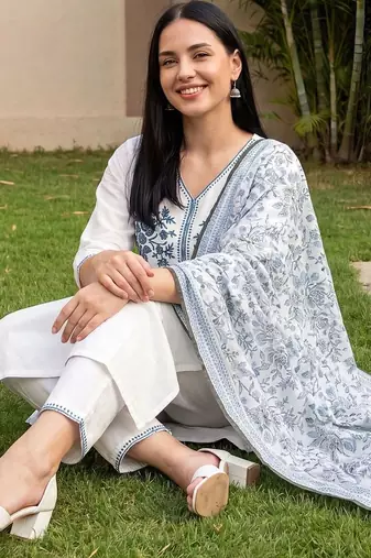 women floral embroidered regular thread work cotton kurta with trousers & with dupatta
