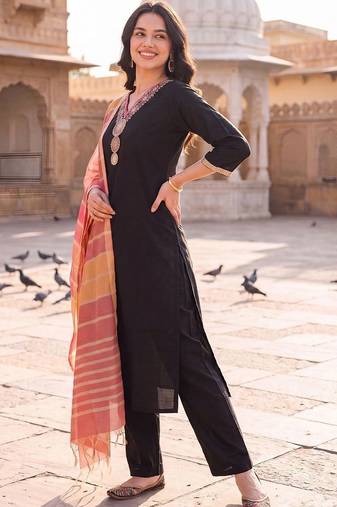 women regular thread work kurta with trousers & with dupatta