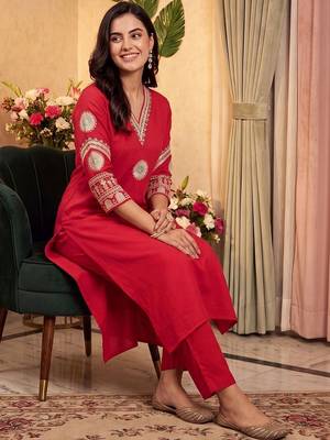 women ethnic motifs embroidered regular thread work kurta with trousers 1