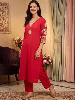women ethnic motifs embroidered regular thread work kurta with trousers 5
