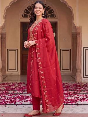 women ethnic motifs embroidered regular thread work kurta 3