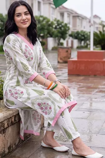 women floral printed regular cotton kurta with trousers
