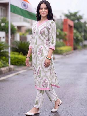women floral printed regular cotton kurta with trousers 3