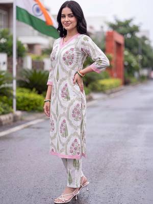 women floral printed regular cotton kurta with trousers 4
