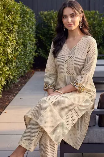 women ethnic motifs printed regular cotton kurta with trousers