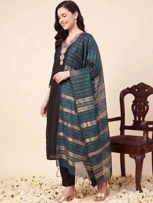 women regular thread work kurta with trousers & with dupatta 3
