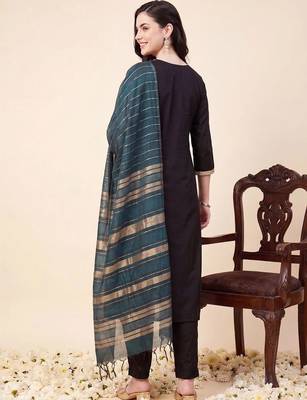 women regular thread work kurta with trousers & with dupatta 4