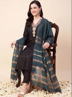 women regular thread work kurta with trousers & with dupatta 5