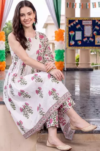 women floral printed regular cotton kurta with trousers & with dupatta