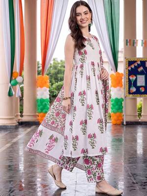 women floral printed regular cotton kurta with trousers & with dupatta 4