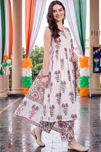 women floral printed regular cotton kurta with trousers & with dupatta