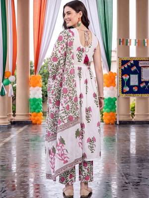 women floral printed regular cotton kurta with trousers & with dupatta 6
