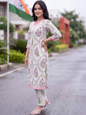 women floral printed regular cotton kurta with trousers 3