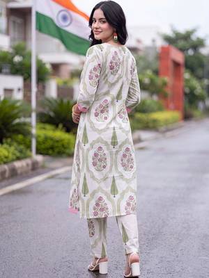 women floral printed regular cotton kurta with trousers 4