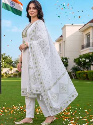 women ethnic motifs printed regular cotton kurta with trousers & with dupatta 3