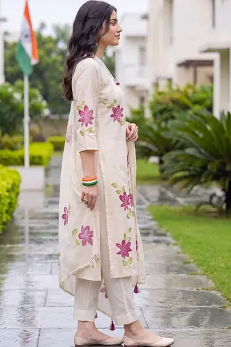 women floral printed regular cotton kurta with trousers & with dupatta