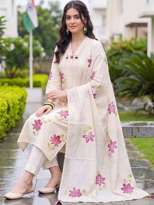 women floral printed regular cotton kurta with trousers & with dupatta 5