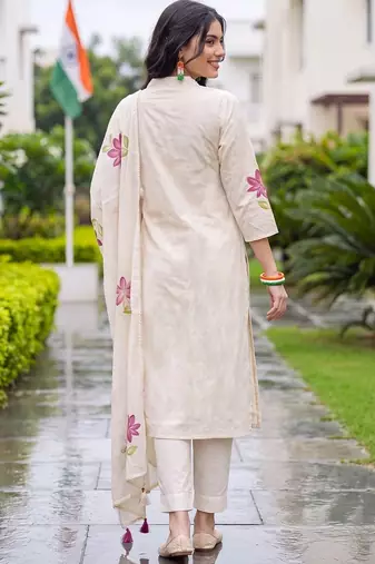women floral printed regular cotton kurta with trousers & with dupatta
