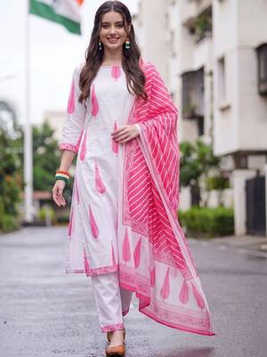 women ethnic motifs printed regular cotton kurta with trousers & with dupatta 1