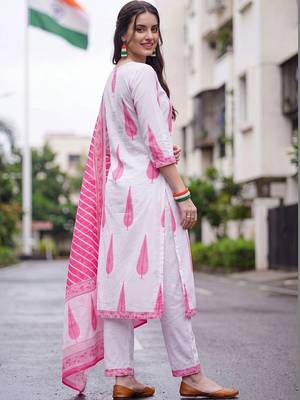 women ethnic motifs printed regular cotton kurta with trousers & with dupatta 3