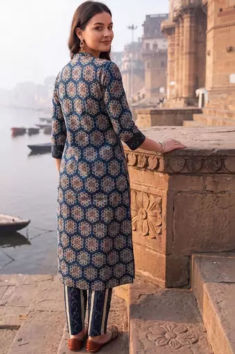 women floral printed regular cotton kurta with trousers & with dupatta