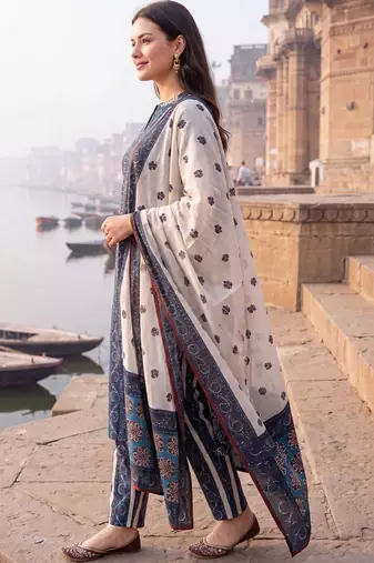 women floral printed regular cotton kurta with trousers & with dupatta