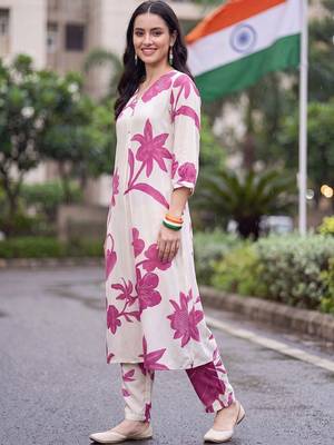 women floral printed regular kurta with trousers 4