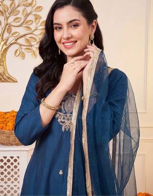 women ethnic motifs embroidered regular thread work kurta with trousers & with dupatta 2
