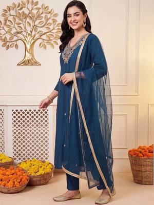 women ethnic motifs embroidered regular thread work kurta with trousers & with dupatta 4