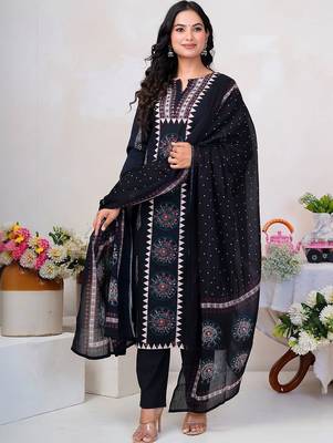 women ethnic motifs printed regular cotton kurta with trousers & with dupatta 4