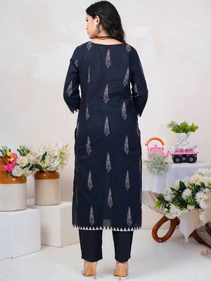 women ethnic motifs printed regular cotton kurta with trousers & with dupatta 5